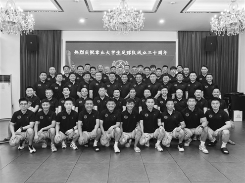 章丘大学生足球队合影 受访者供图